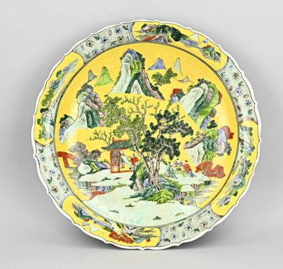une assiette jaune sur laquelle est représenté un arbre