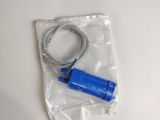 un sac en plastique sur lequel est posée une corde à sauter bleue