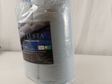 un rouleau de papier toilette emballé dans du plastique posé sur une table