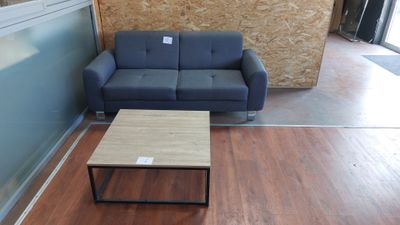 un canapé et une table basse dans une pièce