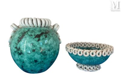 deux vases posés l'un à côté de l'autre sur une surface blanche