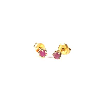 une paire de boucles d'oreilles en saphir rose sur fond blanc