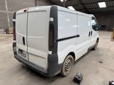 une camionnette blanche garée dans un immeuble
