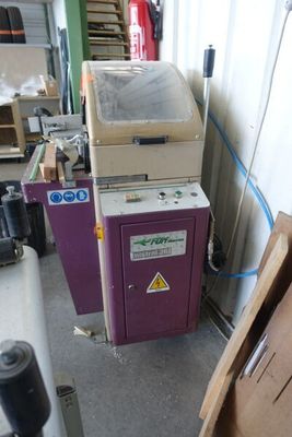une machine qui se trouve dans un garage