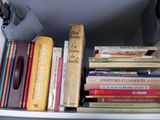 beaucoup de livres sur une étagère