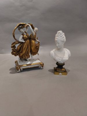deux figurines représentant une femme et un homme, posées sur une table