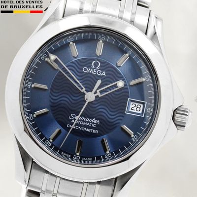 une image montrant un gros plan d'une montre-bracelet au cadran bleu