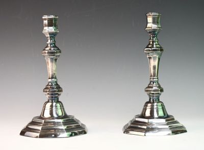 paire de chandeliers en argent sur fond blanc