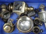 une boîte bleue remplie de divers objets métalliques