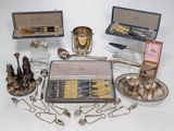 beaucoup d'objets en argent posés sur une table