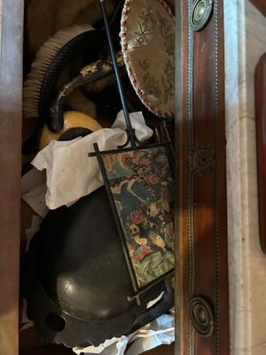 une armoire en bois contenant une horloge et d'autres objets