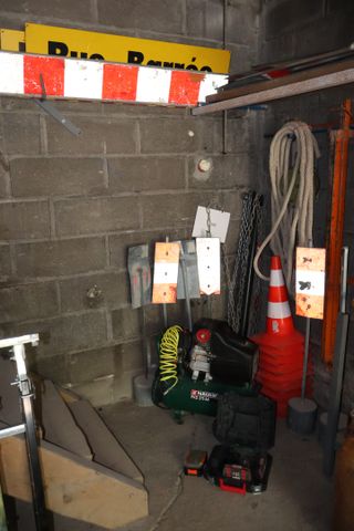 Lot : deux échelles à taquets, lot de piquet K5B réfléchissant, t...