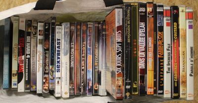 beaucoup de DVD dans un sac posé sur la table