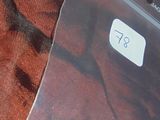 une photo d'un téléphone portable posé sur une table