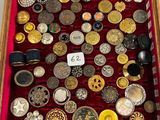 une boîte remplie de boutons de toutes sortes