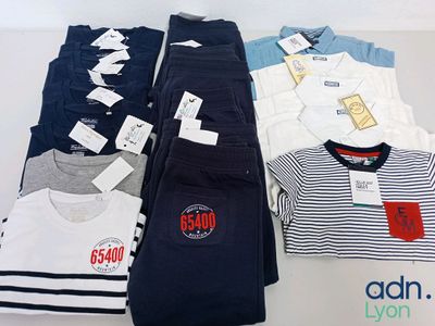 plusieurs paires de vêtements pour hommes posées sur une table, avec leurs étiquettes de prix