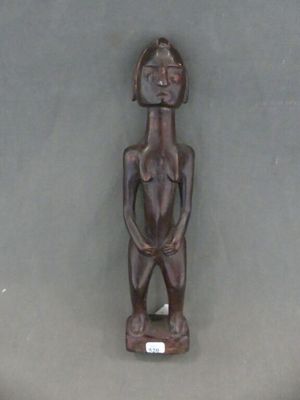 une statue en bois d'un homme avec un chapeau sur la tête