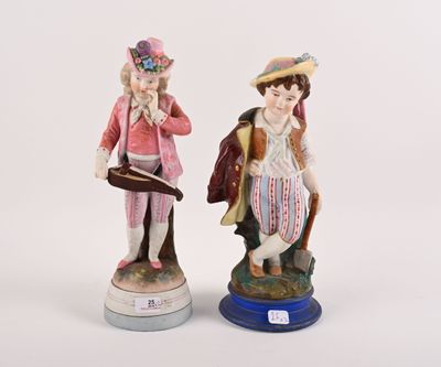 paire de figurines en porcelaine représentant un homme et une femme