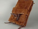 un sac en cuir marron muni d'une bandoulière marron