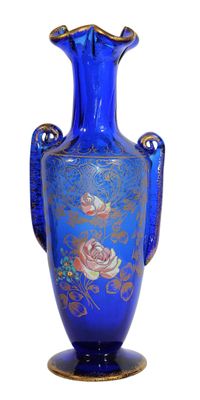 un vase bleu orné d'un motif de roses