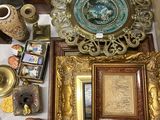 un grand nombre d'objets posés sur une table