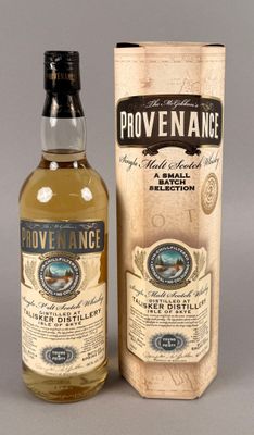 une bouteille de provenance et une boîte en carton