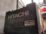 une valise posée sur une étagère