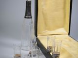 une bouteille d'alcool et des verres dans un coffret