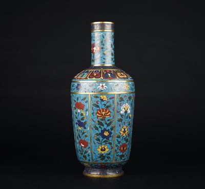 Vase chinois en émail closé, orné de fleurs et d'oiseaux sur fond bleu