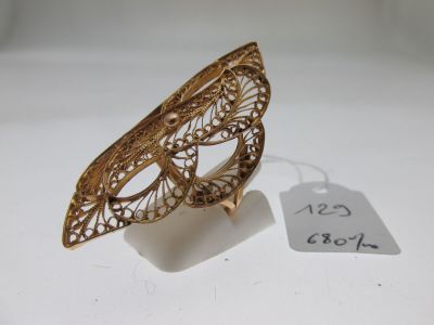 Gros plan sur une bague en or portant une étiquette