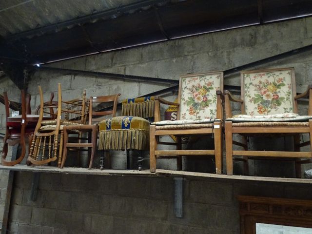 Important lot de chaises et fauteuils certains (es) en mauvais ét...