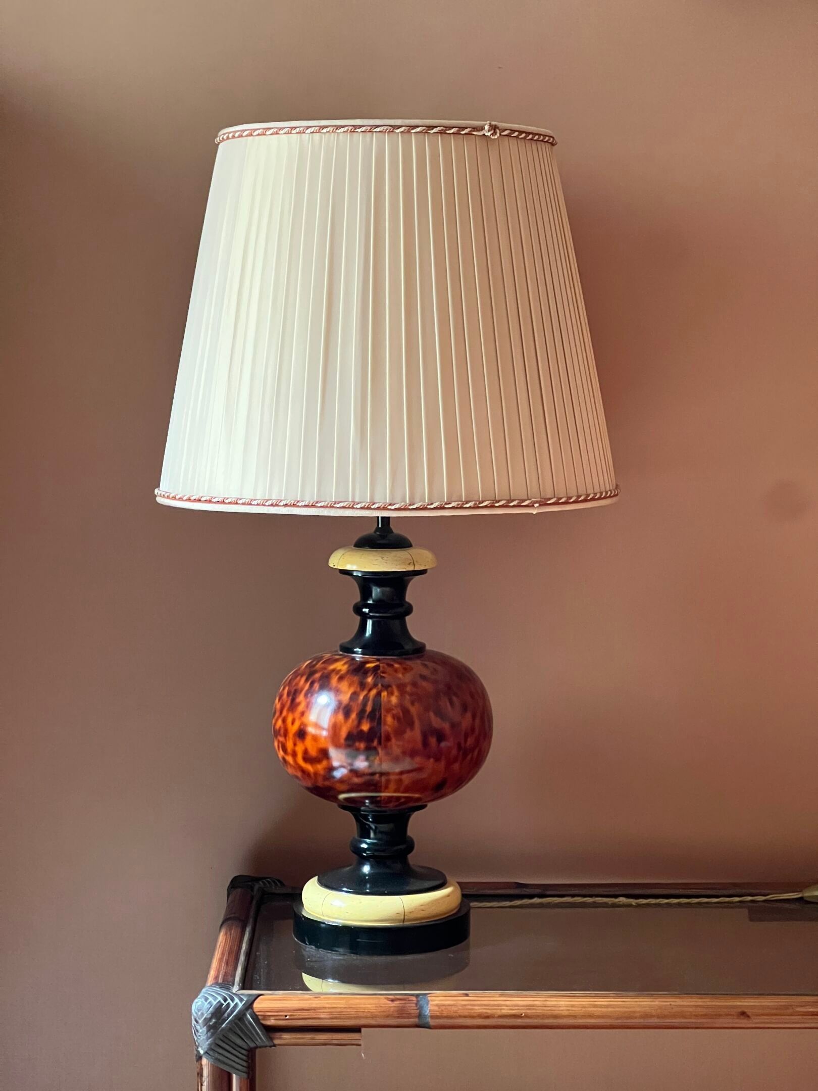LAMPE à poser en bois teinté.