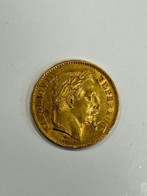 l'image d'une pièce d'or posée sur une surface blanche
