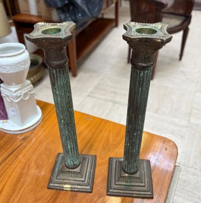 Paire de bougeoirs en métal, le fut simulant des colonnes co…