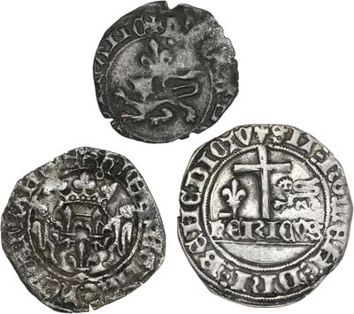 trois pièces d'argent, dont l'une est ornée d'une croix et l'autre d'un lion