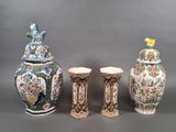 trois vases et une table sur laquelle est posé un oiseau