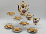 de nombreuses tasses et soucoupes posées sur une table