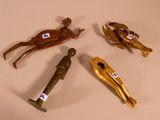 trois figurines en or représentant un homme et une femme allongés sur un lit