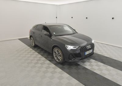 L'Audi Q4 est garée dans un garage dont le sol est à damier.