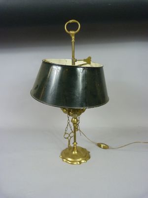 une lampe posée sur une table blanche