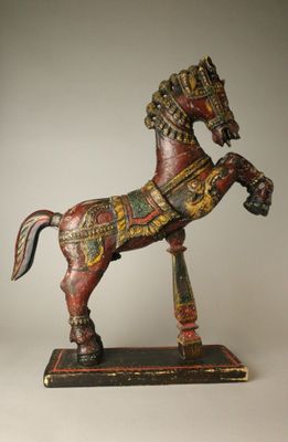 statue d'un cheval posée sur un socle, sur fond blanc