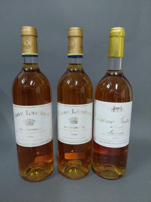 trois bouteilles de vin posées l'une à côté de l'autre sur une table