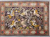 un gros plan sur un tapis orné d'animaux et de fleurs