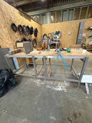 une image d'un établi dans un garage