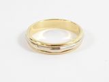 gros plan d'une bague en or sur une surface blanche