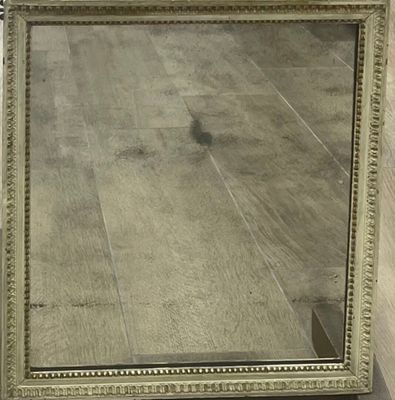 Miroir en bois doré et peint blanc à décor de frise de perle…