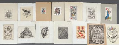de nombreux dessins de toutes sortes accrochés au mur