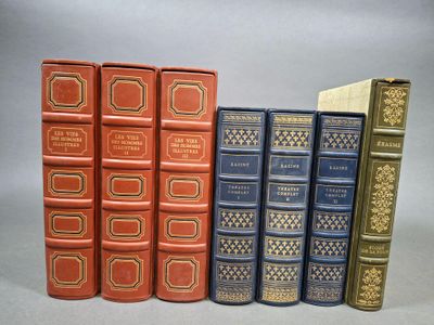 Quatre livres sont alignés sur une surface grise