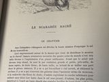 un livre ouvert avec l'image d'un oiseau dessus