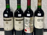 trois bouteilles de vin rouge sont alignées sur un comptoir
